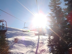 Skilift im Gegenlicht