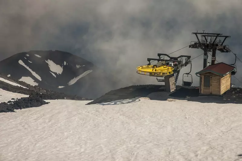Sessellift und Bergstation in einem verschneiten Skigebiet