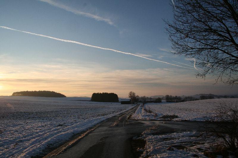 Verschneite Winterstraße im ländlichen Raum