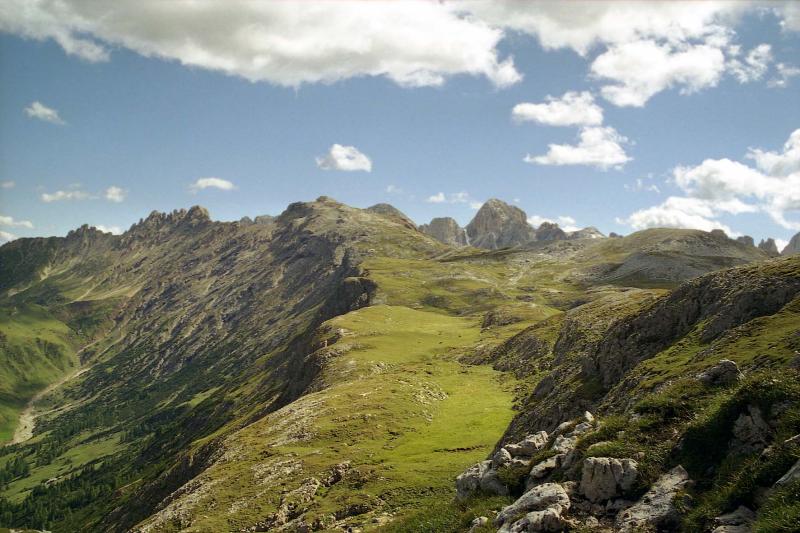 Alpine Berglandschaft mit grünen Hängen und Felsrücken