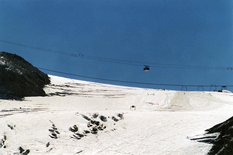 Verschneite Bergflanke mit Seilbahn