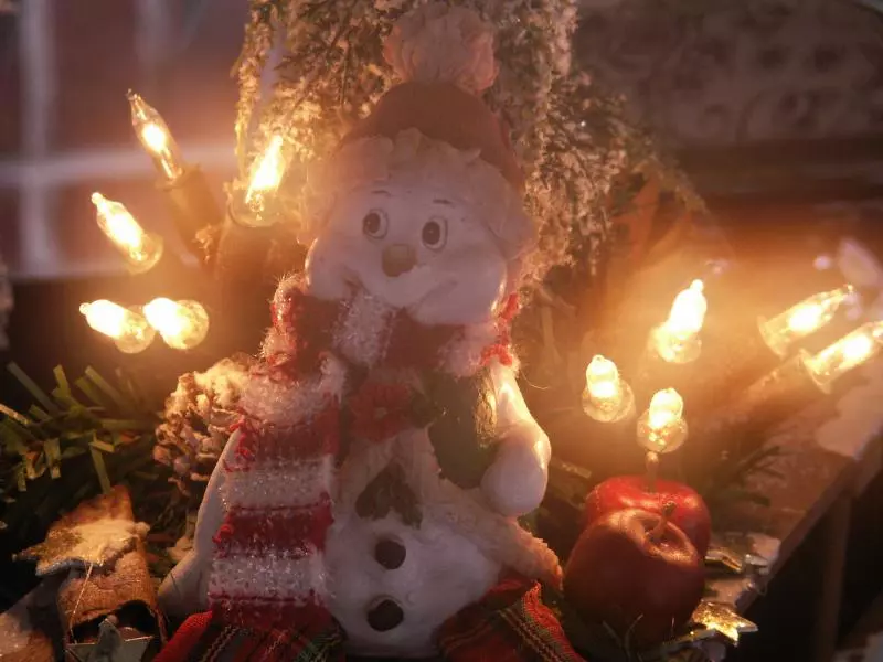 Schneemann als humorvolles Symbol für den Begriff Skihase