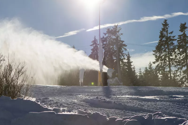 Schneekanone auf einer verschneiten Skipiste
