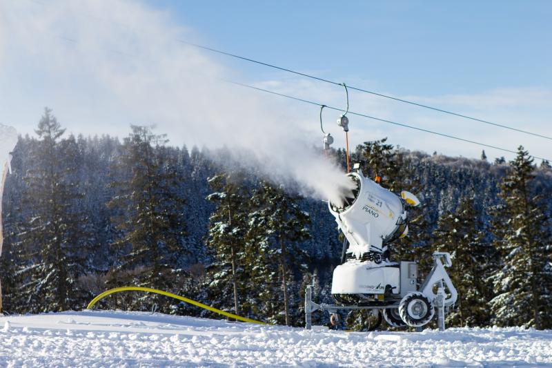Schneekanone auf einer verschneiten Piste
