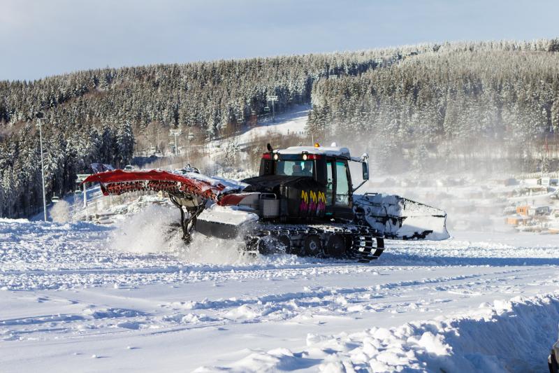 Pistenraupe bei der Arbeit im Schnee