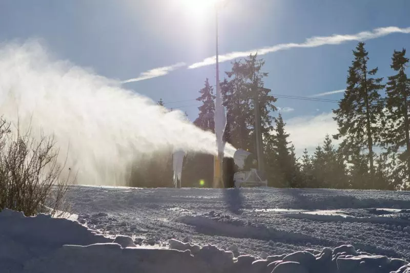 Schneekanone auf einer verschneiten Skipiste