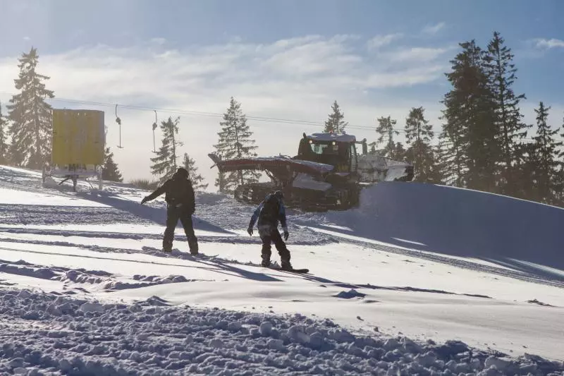 Snowboarder auf einer verschneiten Piste