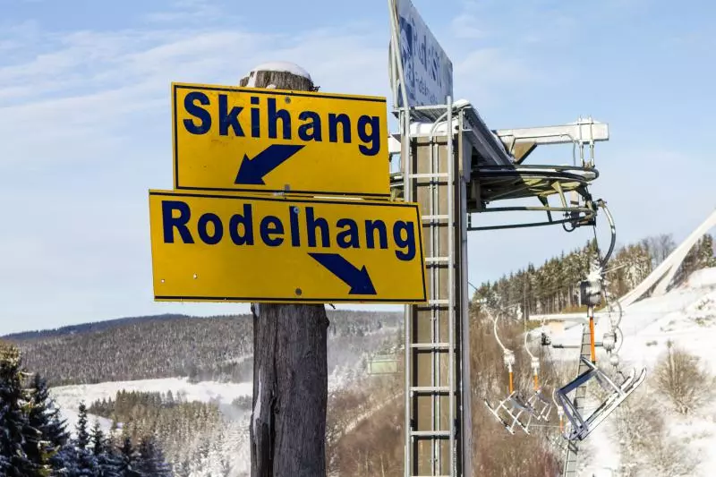 Rodelhang im verschneiten Skigebiet