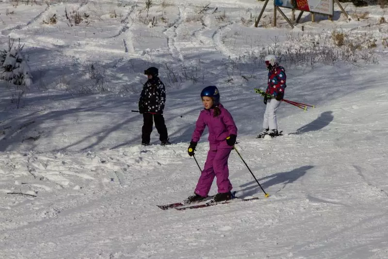 Kinder beim Skifahren