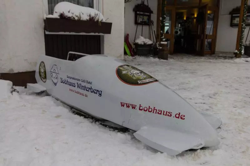 Bob vor dem Bobhaus Winterberg