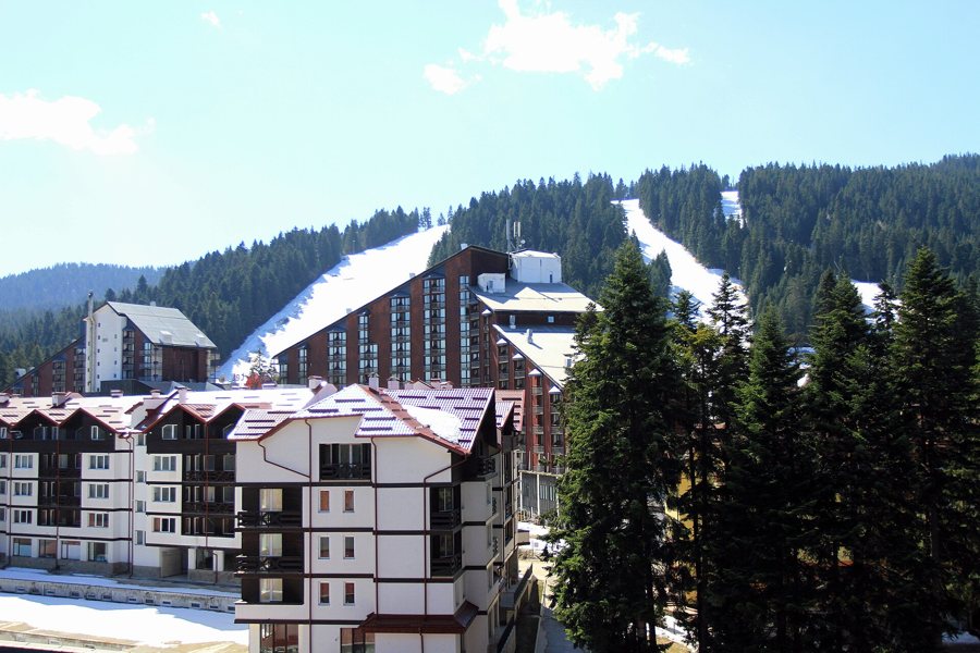 Verschneite Pisten und Berglandschaft bei Borowez