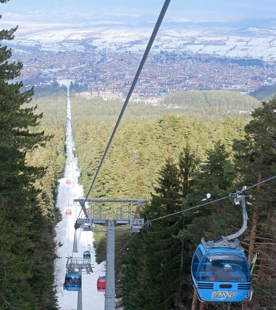 Skilift und verschneite Pisten in Bansko