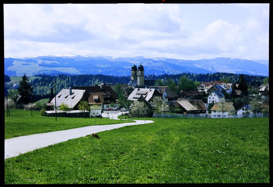 St. Märgen: Frühling, Blick vom Rankmühlenweg auf St. Märgen