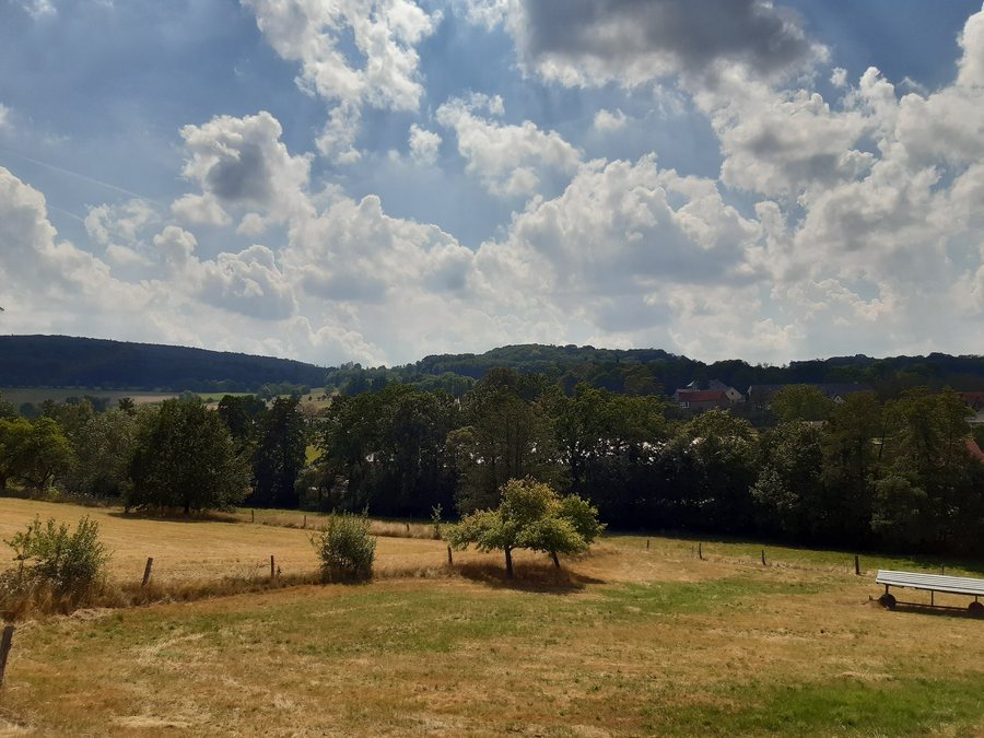 File:Bärberg und Judenstein bei Großropperhausen.jpg