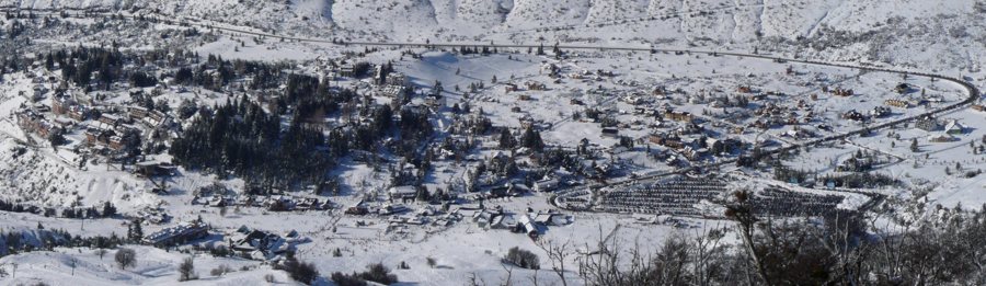 Panorama des Skigebiets Cerro Catedral im Winter, Argentinien