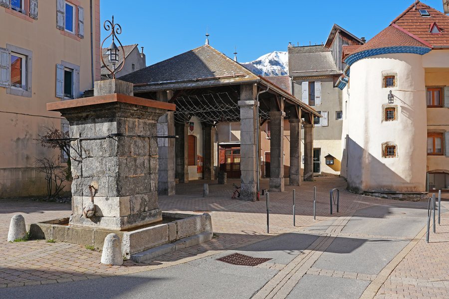 File:Halles du 16ème siècle de Saint-Bonnet-en-Champsaur, Hautes-Alpes DSC00840.jpg
