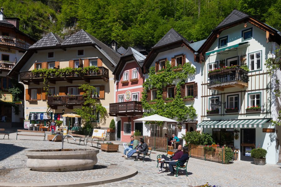 Historischer Marktplatz von Hallstatt mit Brunnen und umliegenden Gebäuden