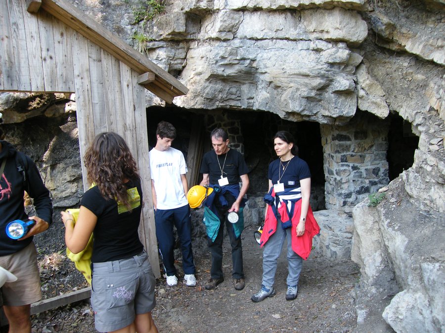 File:Ovaro, uscita dalla visita alla Miniera di carbone di Cludinico - panoramio.jpg