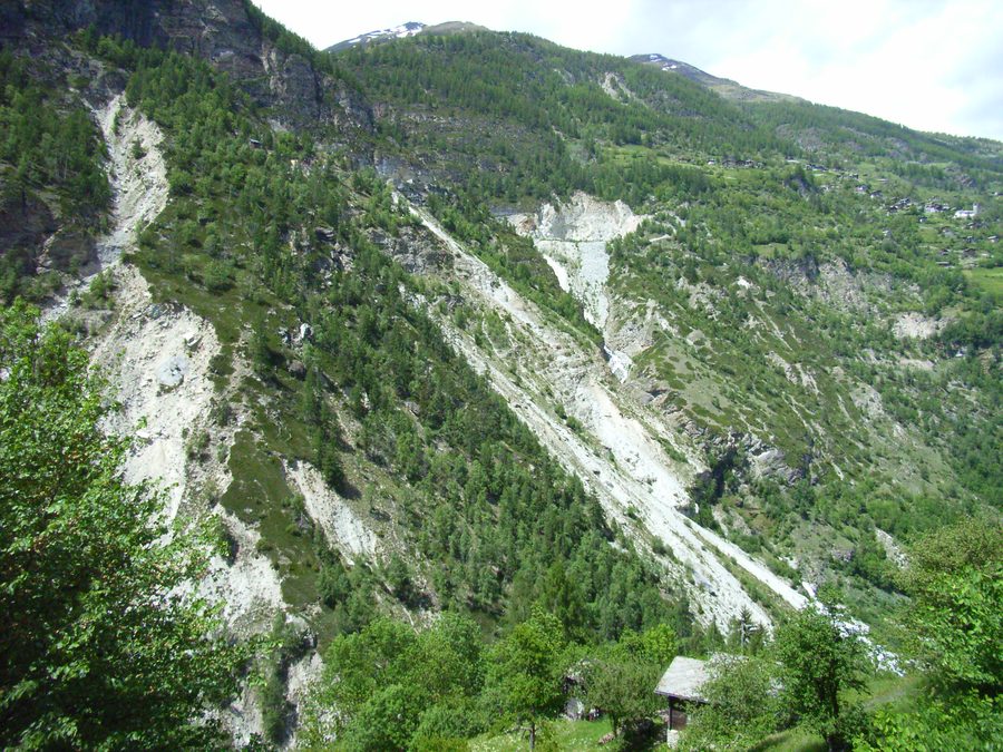 Blick auf Embd und die Quarzitsteinbrüche im Wallis