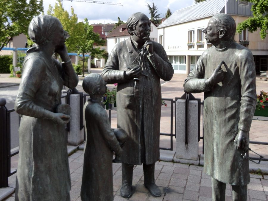 Pforzheimer Goldschmiede auf dem Marktplatz vor dem Rathaus in Birkenfeld (Württemberg)