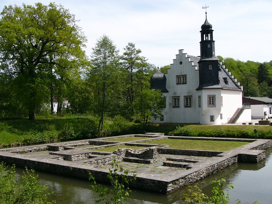 Schlossinsel Rodewisch mit historischem Ensemble und Teich