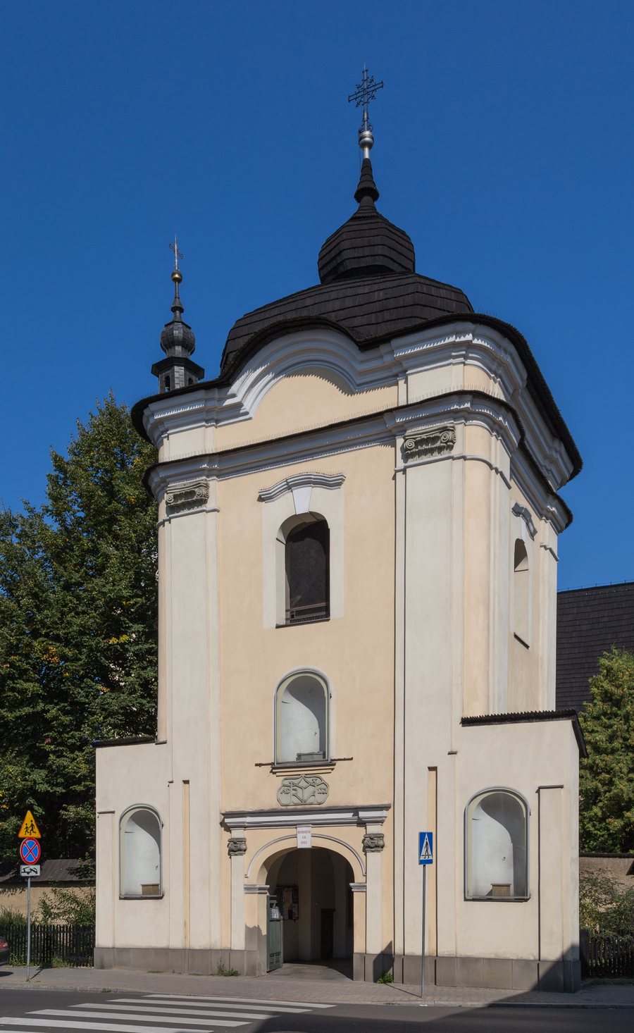 File:2020 Powiat nowotarski, Nowy Targ, Kościół św. Katarzyny Aleksandryjskiej, Brama-dzwonnica.jpg