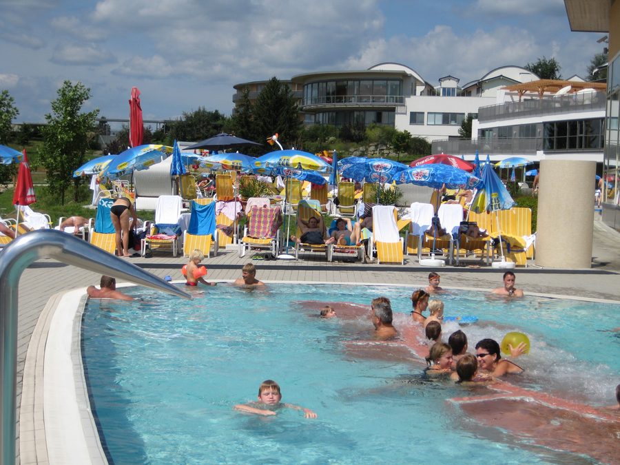 Außenpool der Therme Stegersbach im Südburgenland, Österreich