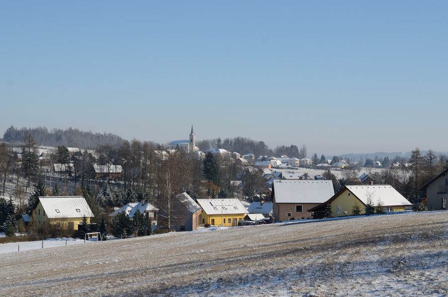 Winterpanorama von Studenec mit der Kirche Johannes des Täufers