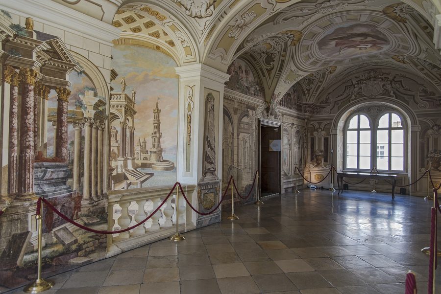 Vestibül im Schloss Rosenau mit historischen Fresken und Eingang zum Österreichischen Freimaurermuseum