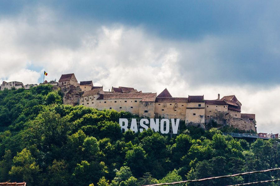 Mittelalterliche Râșnov-Festung auf einem Hügel nahe der Stadt in Transsilvanien