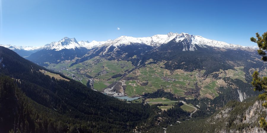 Blick auf Sotgôt mit Savognin, Riom und Parsonz im Schweizer Kanton Graubünden
