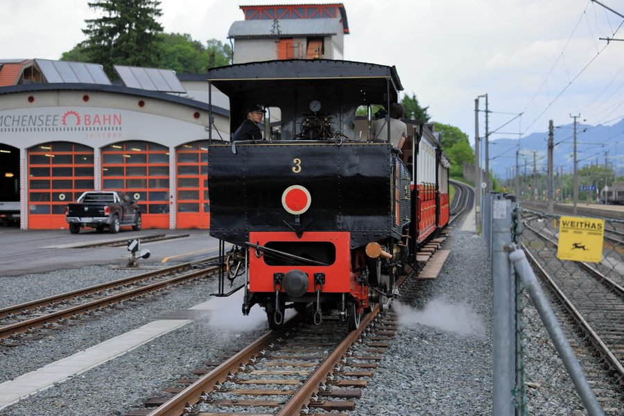 Lokomotive der Achenseebahn bei der Abfahrt im Bahnhof Jenbach