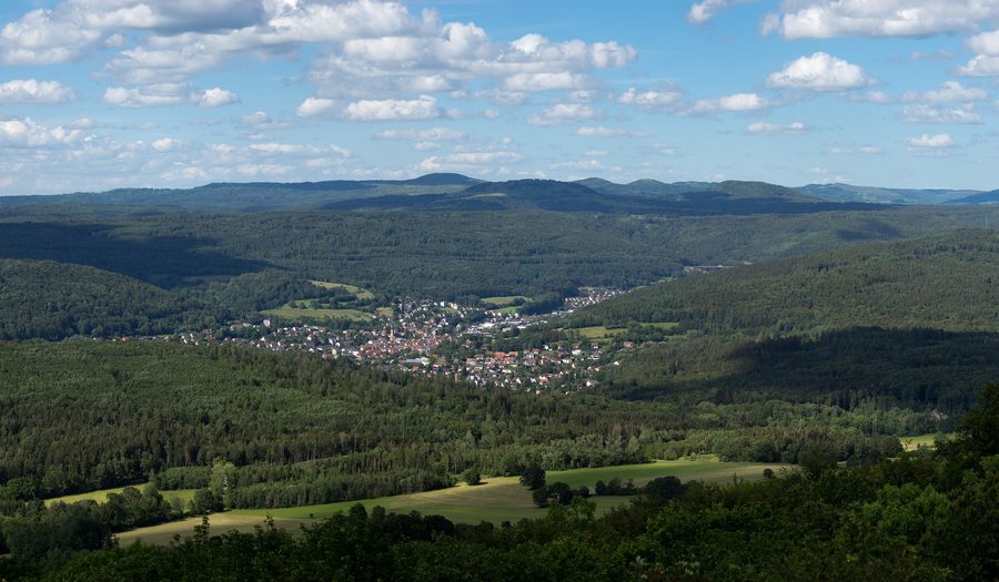 Bad Brückenau, gesehen vom Aussichtsturm auf dem Dreistelzberg, mit den Rhön Mountains im Hintergrund