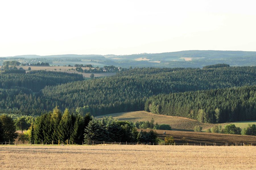 Blick vom Wirtsberg über die Landschaft nach Schöneck im Vogtland