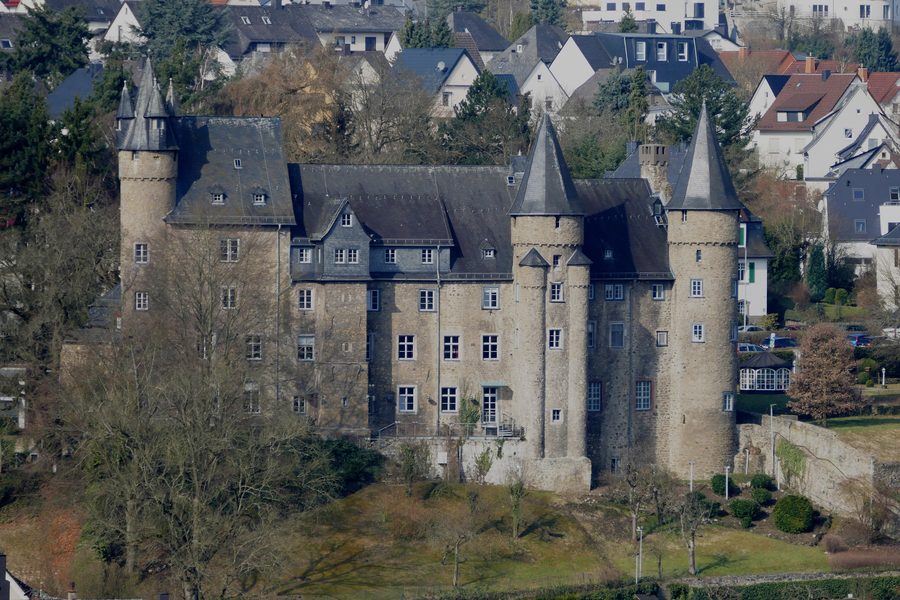 Schloss Herborn über der historischen Stadt