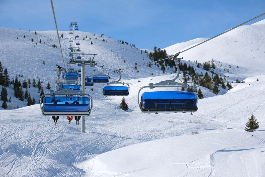 Skigebiet Popova Šapka in Nordmazedonien mit verschneiten Bergen
