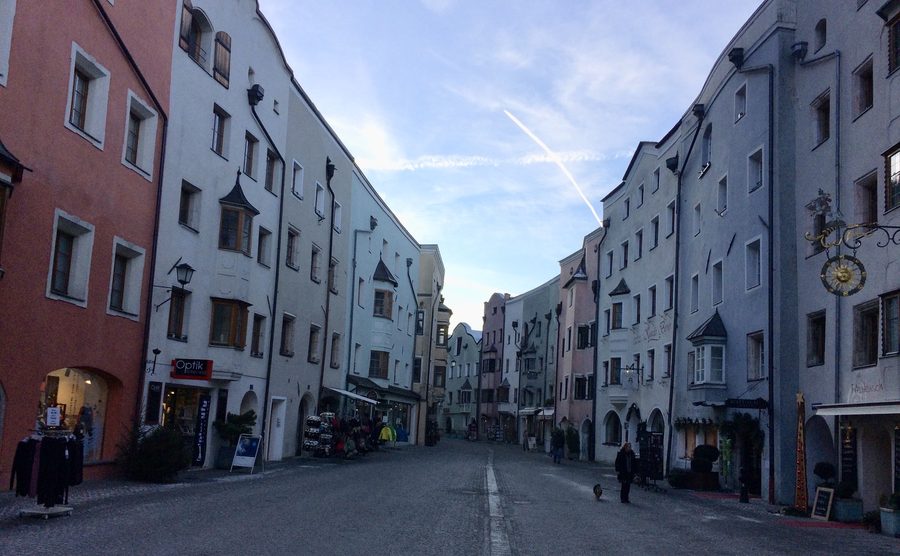 Blick auf Rattenberg in Tirol mit historischen Häusern und Umgebung
