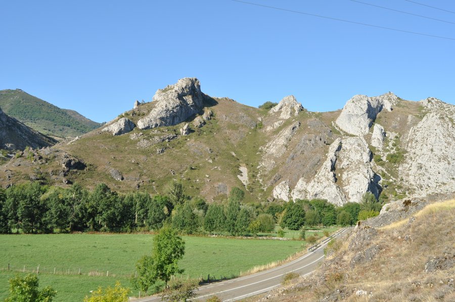 File:Ermita de Pruneda (Sena de Luna) - 001.jpg