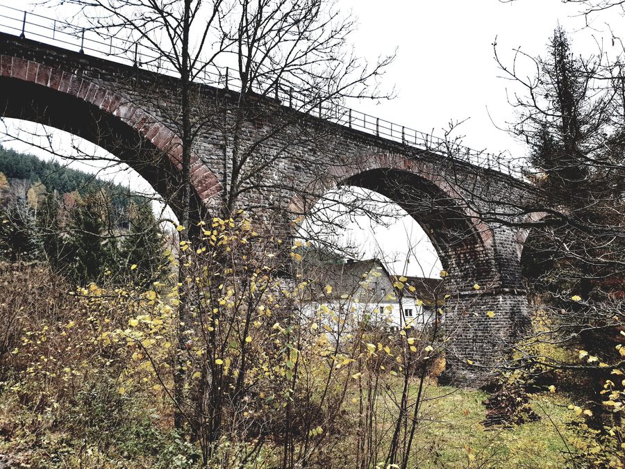Sechsbogiges Eisenbahnviadukt von Bromskirchen über dem Linsphertal
