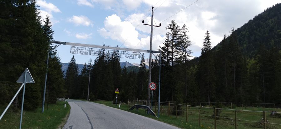 Schriftzug „Steinberg am Rofan“ an einer Straße in Tirol