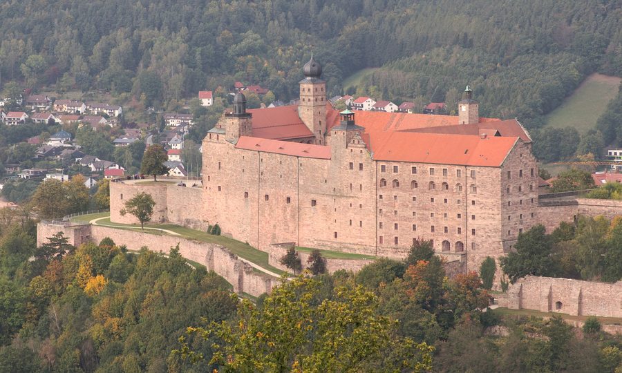 Die Plassenburg in Kulmbach aus südöstlicher Richtung, gesehen vom Rehturm