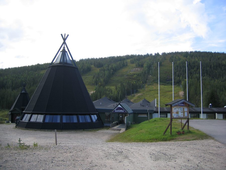Sommeransicht des Suomutunturi bei Suomu in Kemijärvi mit bewaldeter Felllandschaft