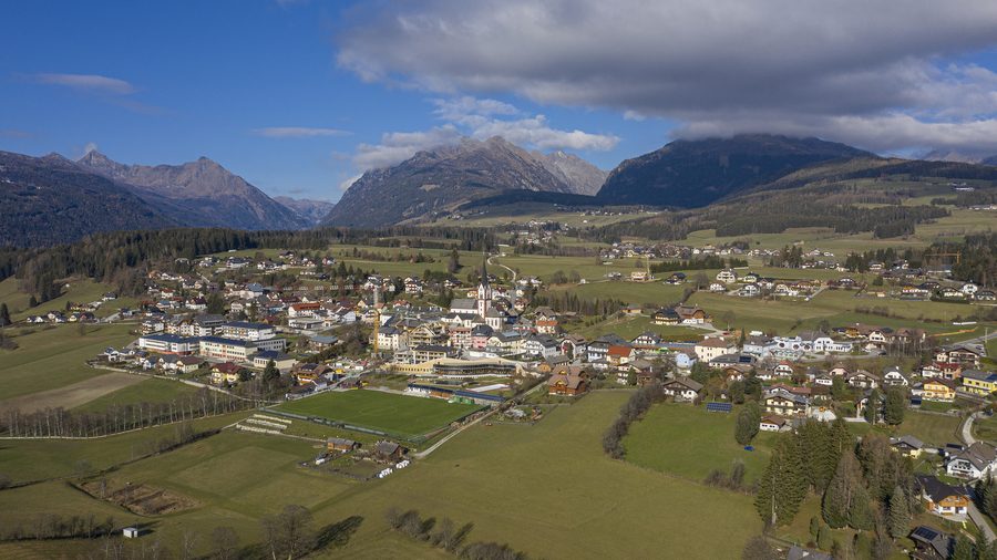Blick über Mariapfarr im Lungau mit dem Weißpriachtal, Lignitztal und Göriachtal im Hintergrund