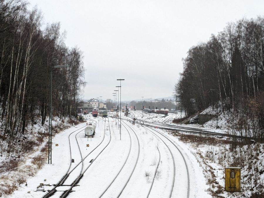 Verschneiter Bahnhof Marktredwitz, von der Thomasbrücke aus gesehen