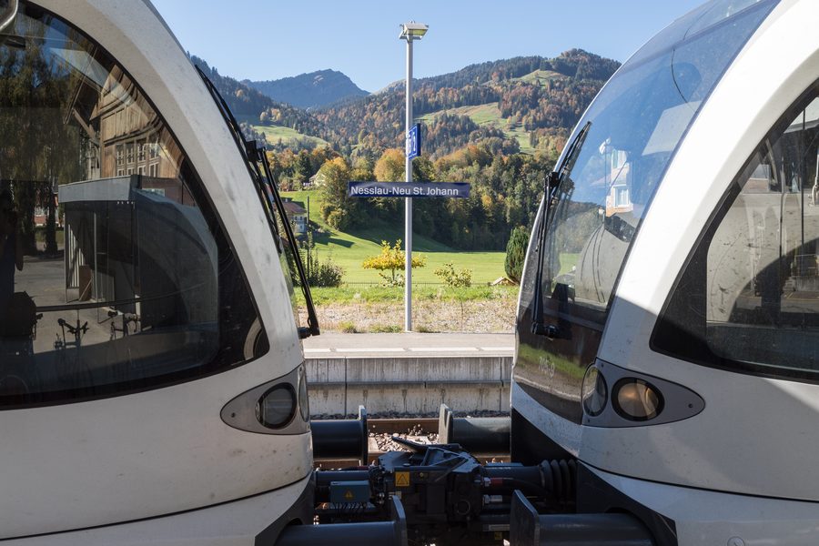 Gekuppelte Stadler GTW-Züge am Bahnhof Nesslau-Neu St. Johann