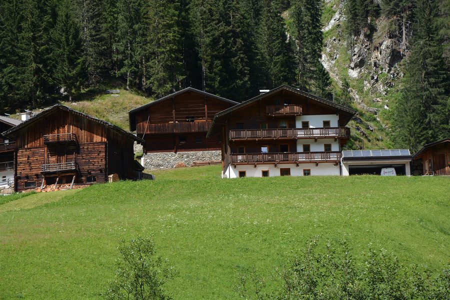 Häuser Oberrotte 13 und 16 im Weiler Grandeggen