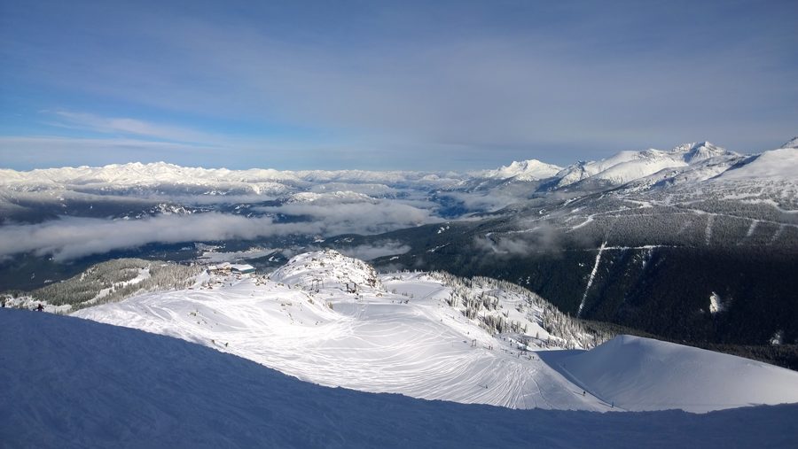 Whistler Blackcomb an einem klaren Wintertag mit verschneiten Bergen