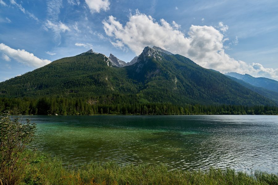 Blick vom Malerwinkel am Hintersee auf das Hochkalter-Massiv im Berchtesgadener Land