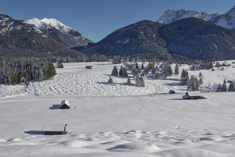 Winterliche Buckelwiesen nördlich von Mittenwald mit dem Karwendel im Hintergrund