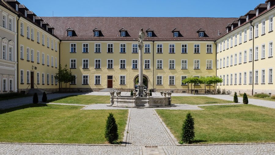 Außenansicht der Benediktinerabtei St. Michael in Metten